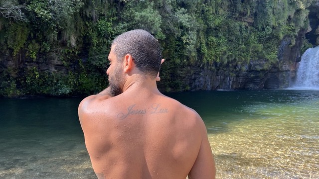 Solteiro, Jesus Luz posa nu em cachoeira: 'Curto essa liberdade'
