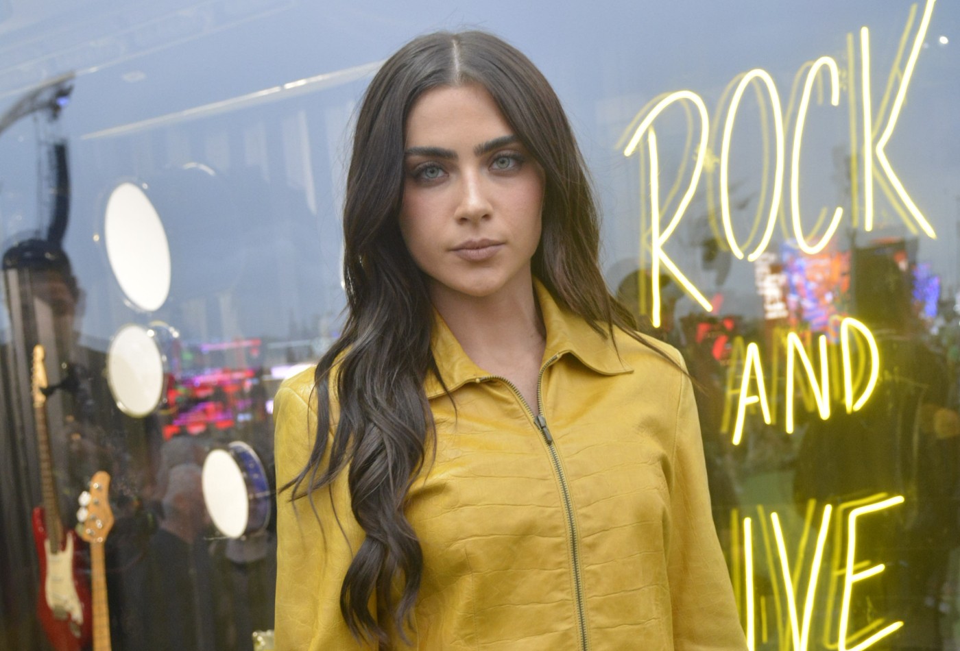 Jade Picon espanta chuva no Rock in Rio e exibe coxas torneadas com minissaia - Foto