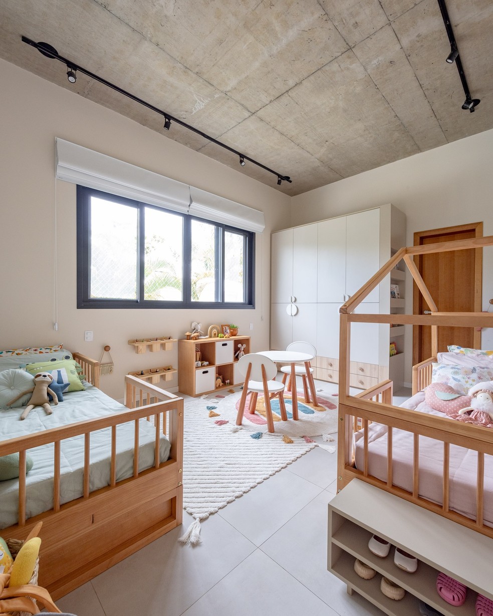 Juliano Cazarré e esposa mostram quarto de dois dos seis filhos — Foto: @interiordafoto