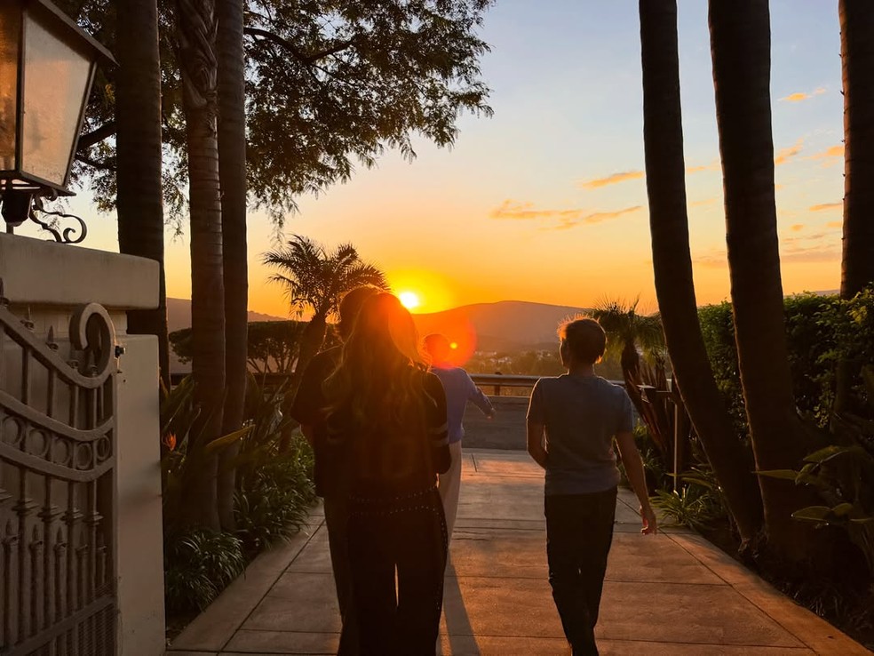 Heather Locklear comemora os 65 anos com família e o namorado, Lorenzo Lamas — Foto: Reprodução/Instagram