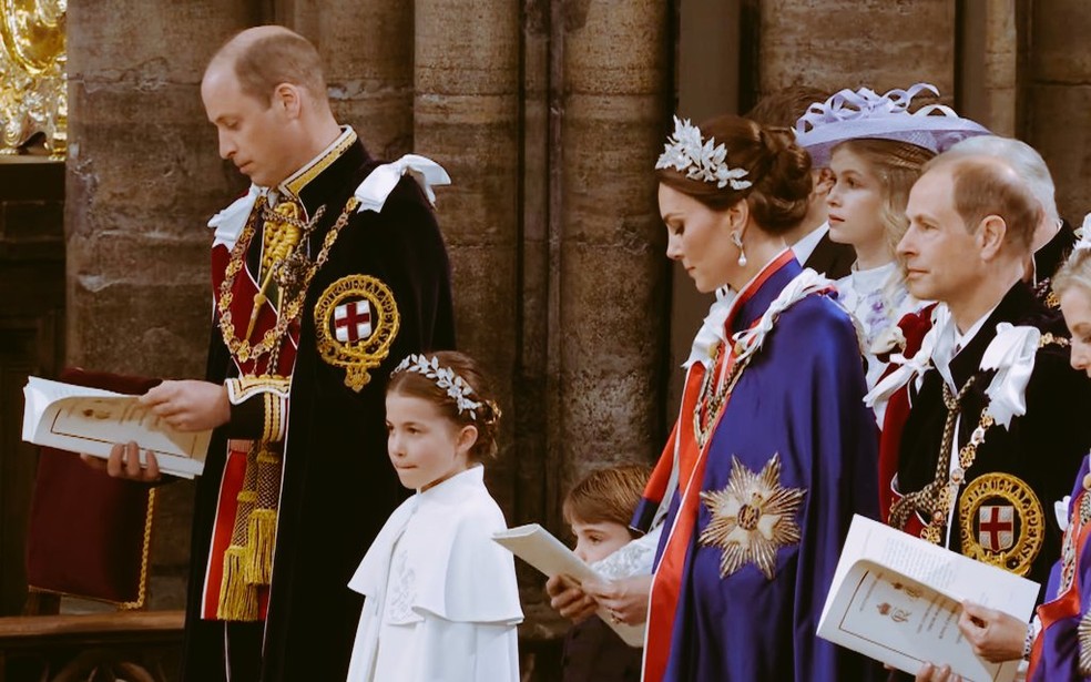Kate Middleton com o príncipe William e os filhos — Foto: Reprodução YouTube
