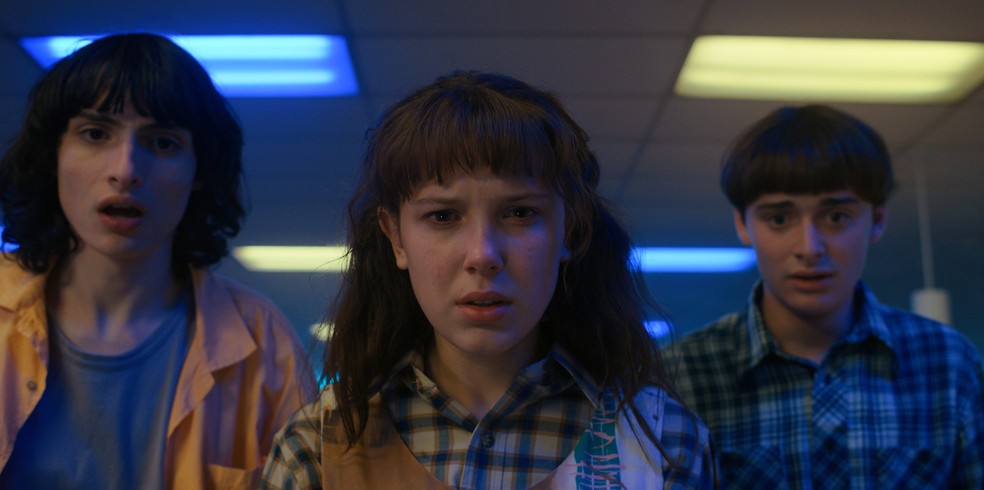 Millie Bobby Brown, Finn Wolfhard, e Noah Schnapp em cena de Stranger Things — Foto: IMDB