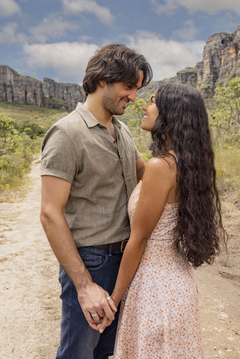 Artur (Túlio Starling) e Quinota (Larissa Bocchino), casal central de 'No Rancho Fundo' — Foto: TV Globo