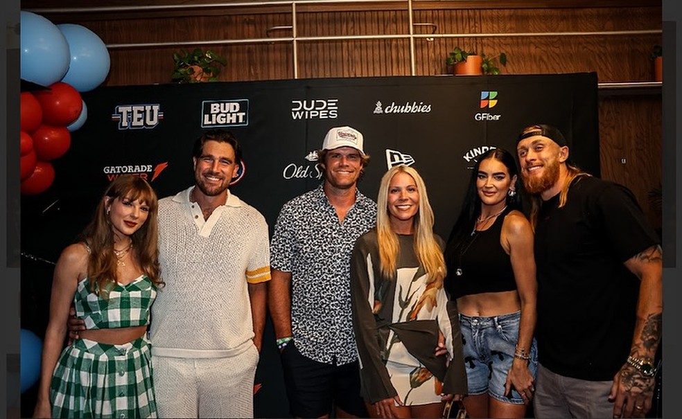 Taylor Swift e Travis Kelce estreiam como casal no tapete vermelho
