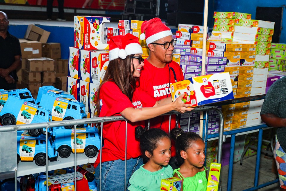 Anitta distribui cestas de Natal e brinquedos em Honório Gurgel — Foto: BrazilNews/Victor Chapetta