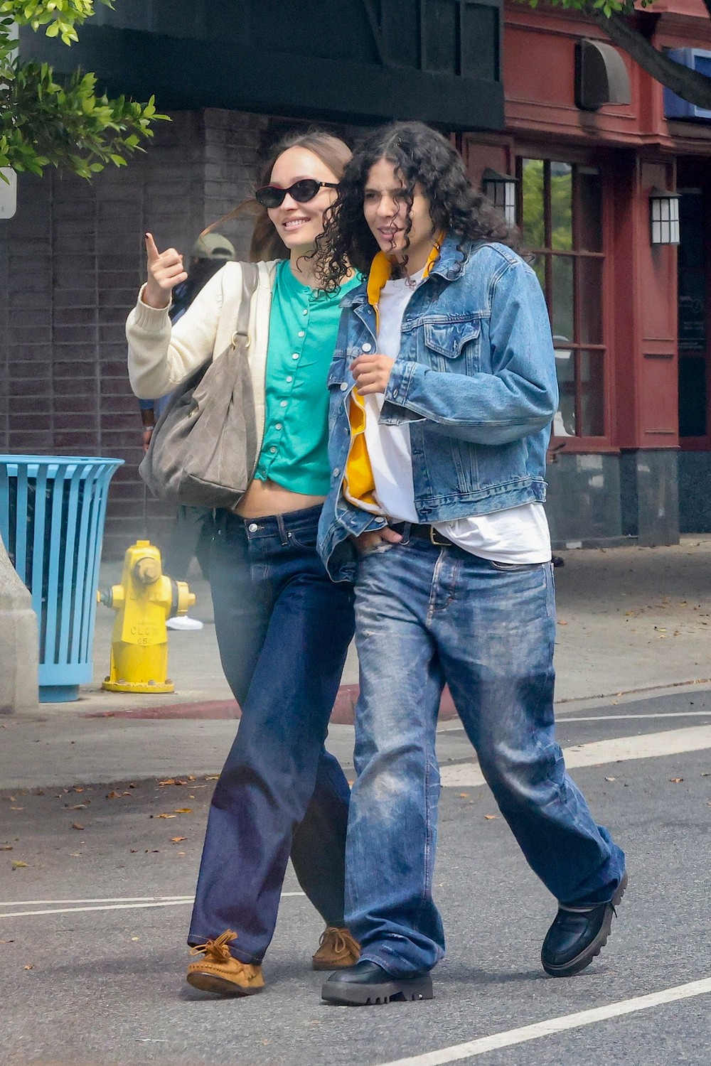 Lily-Rose Depp, filha de Johnny Depp, combina look com a namorada ...