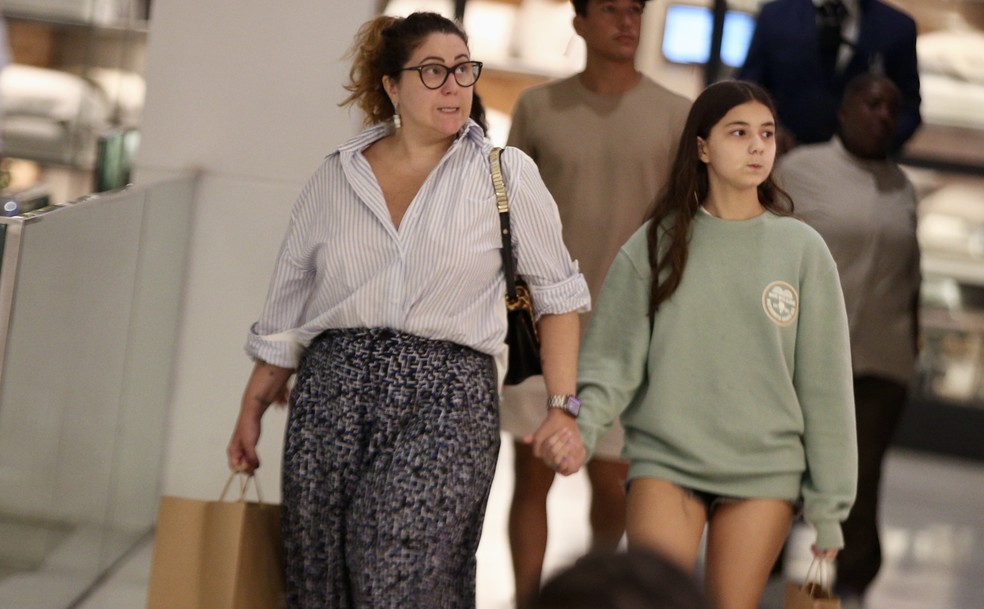 Maria Rita passeia com filha por shopping no Rio de Janeiro