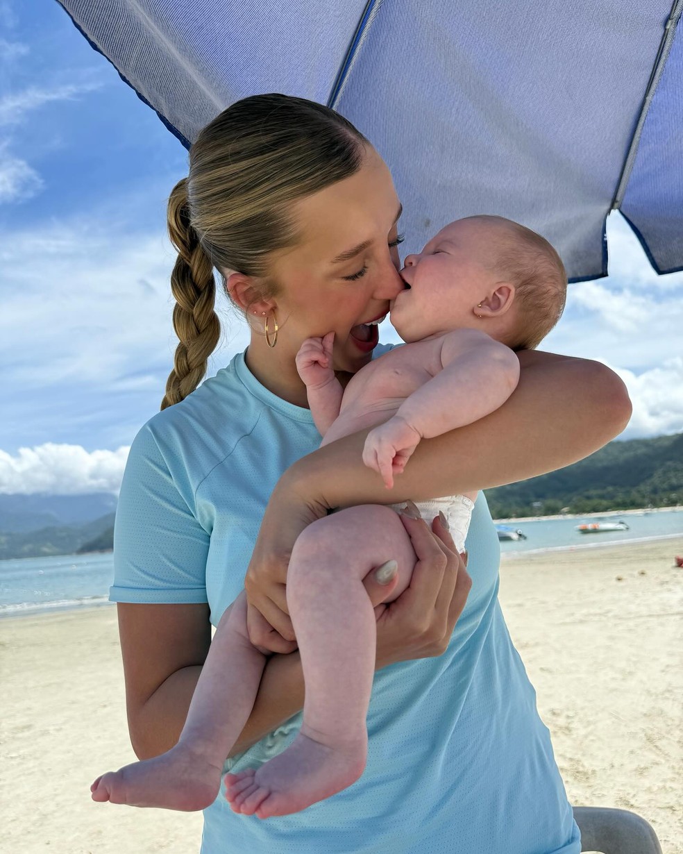 Duda Reis foge do Carnaval e leva a filha para conhecer praia pela primeira vez — Foto: Reprodução | Instagram