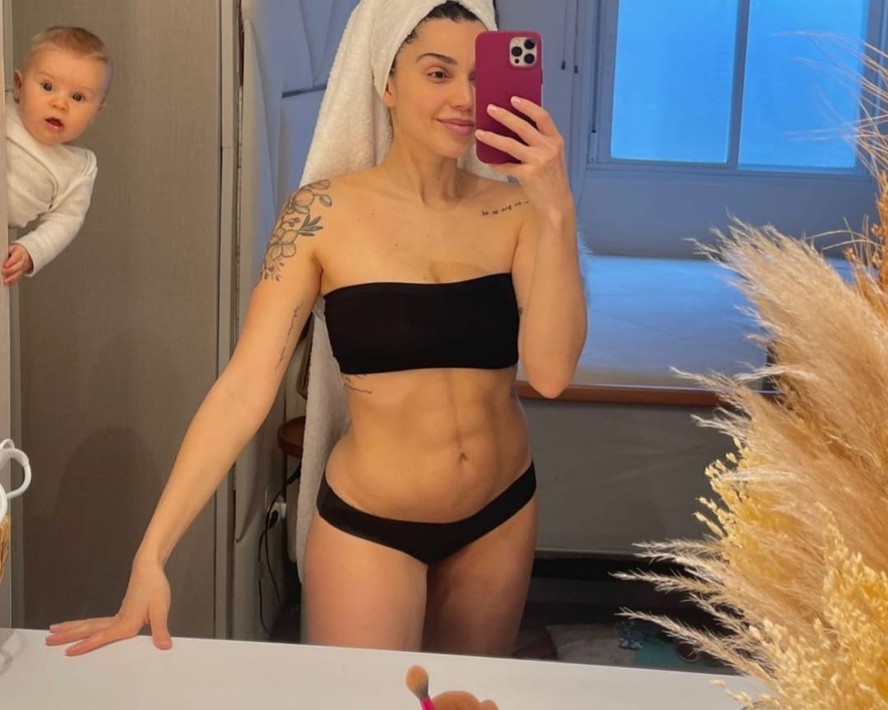 Bianca Censori volta a circular sem lingerie e com transparência