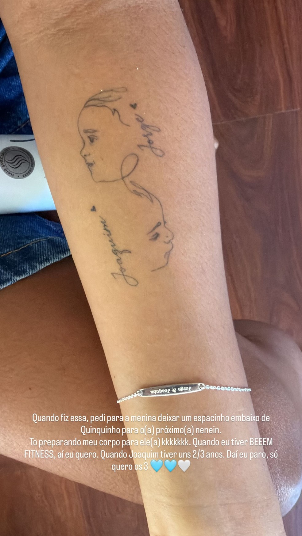 Ary Mirelle mostra tatuagem para os filhos — Foto: Reprodução/Instagram