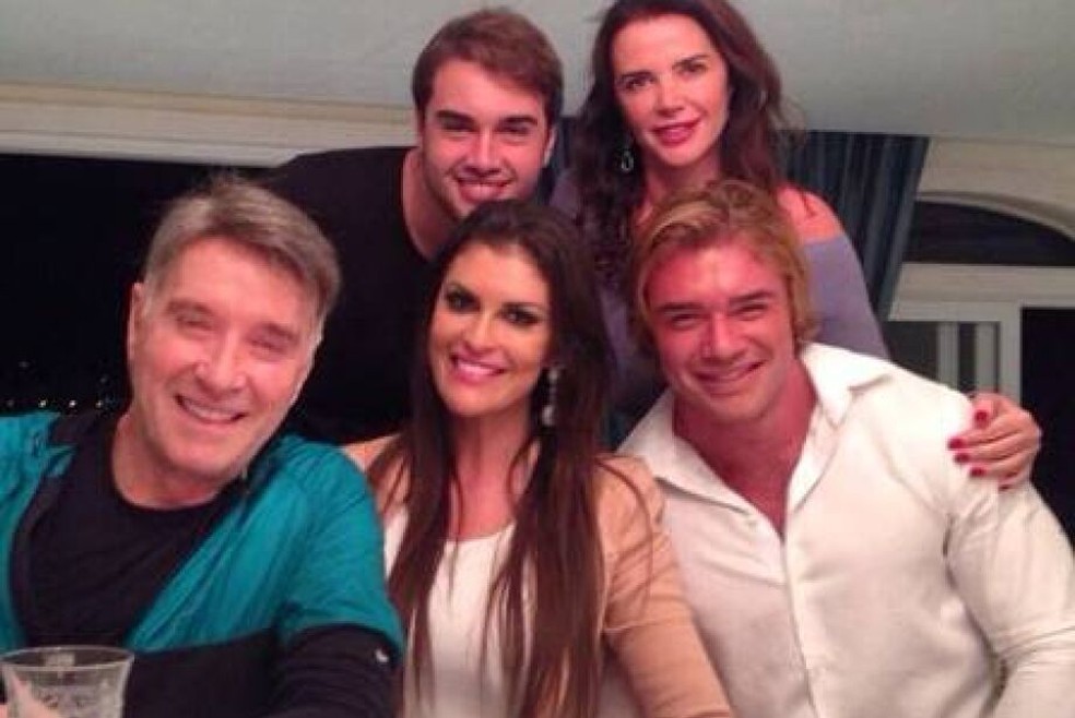 Eike Batista com Olin, Luma de Oliveira, Thor Batista e Lunara Campos — Foto: Reprodução