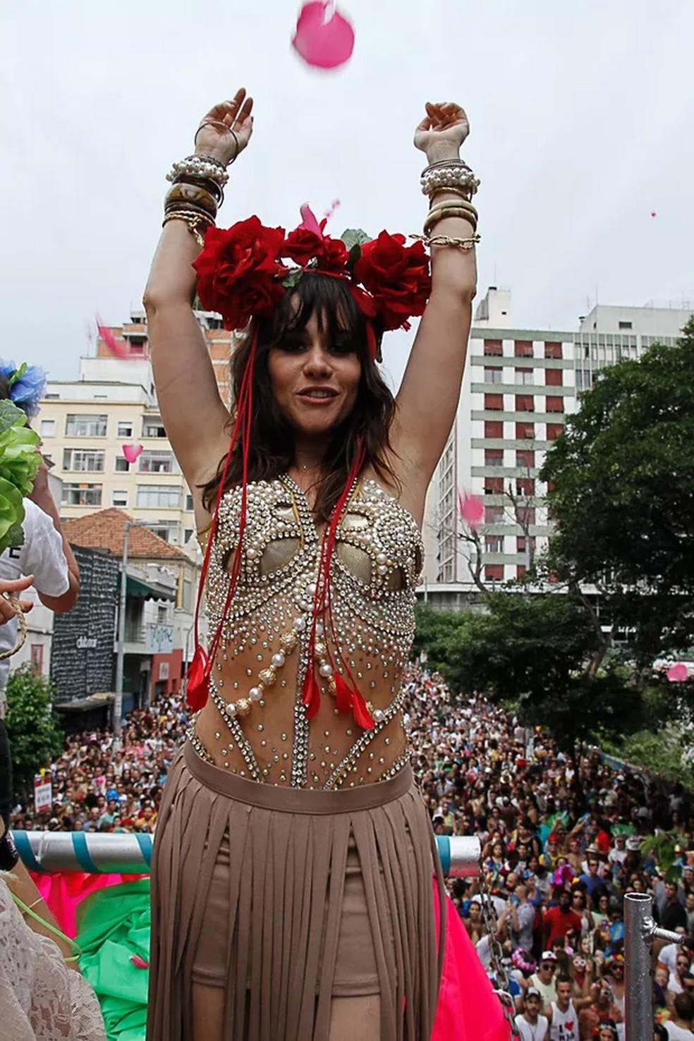 Alessandra Negrini no bloco do Acadêmicos do Baixo Augusta no Carnaval 2014 — Foto: BrazilNews