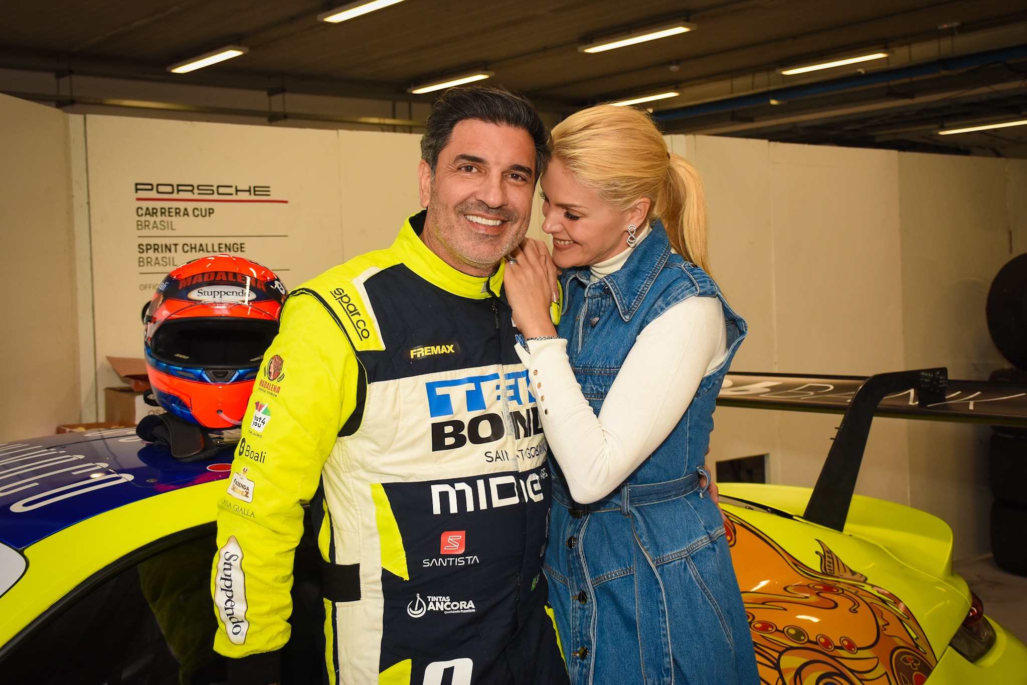 Prestes a se casar, Ana Hickmann enche Edu Guedes de beijos antes de corrida
