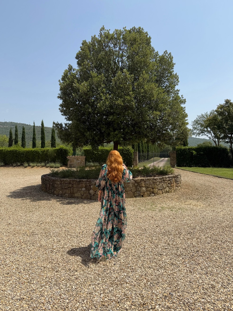 Marina Ruy Barbosa eleva a temperatura ao compartilhar cliques de biquíni — e topless — na Toscana — Foto: @joaokopv