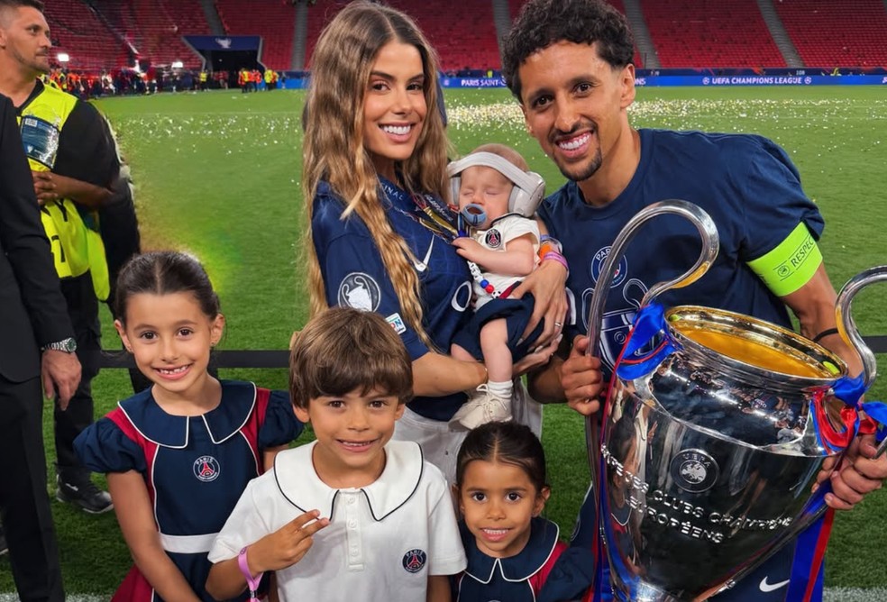 Carol Cabrino e Marquinhos com os filhos — Foto: Reprodução/ Instagram