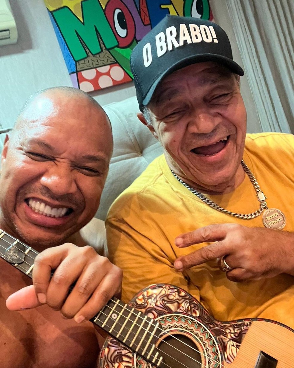 Anderson Leonardo com o pai, o produtor musical Ubirajara de Souza — Foto: Reprodução/Instagram