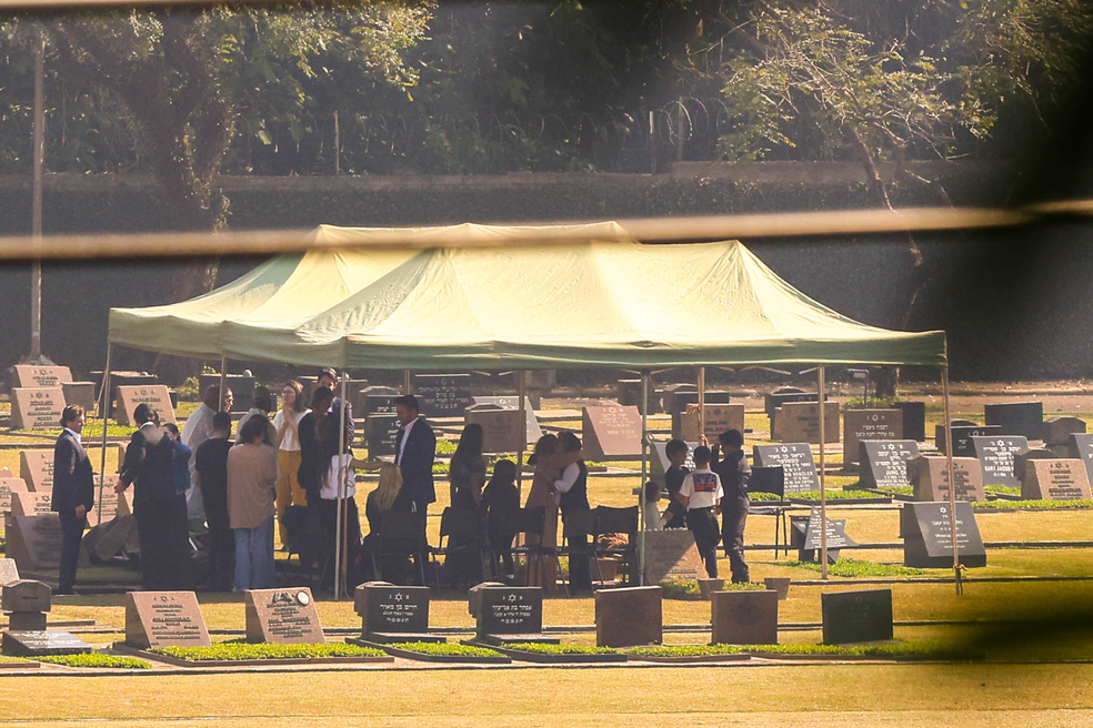 Família se despede de Silvio Santos em funeral — Foto: Brazil News