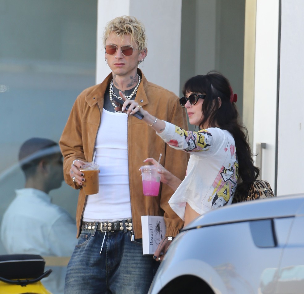 Com direito a carona em carro de R$ 3 milhões, Dakota Johnson é vista em encontro casual com MGK — Foto: Grosby Group