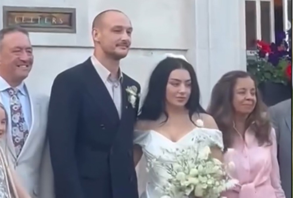 Cantora Charli XCX se casa com baterista George Daniel, da banda 1975