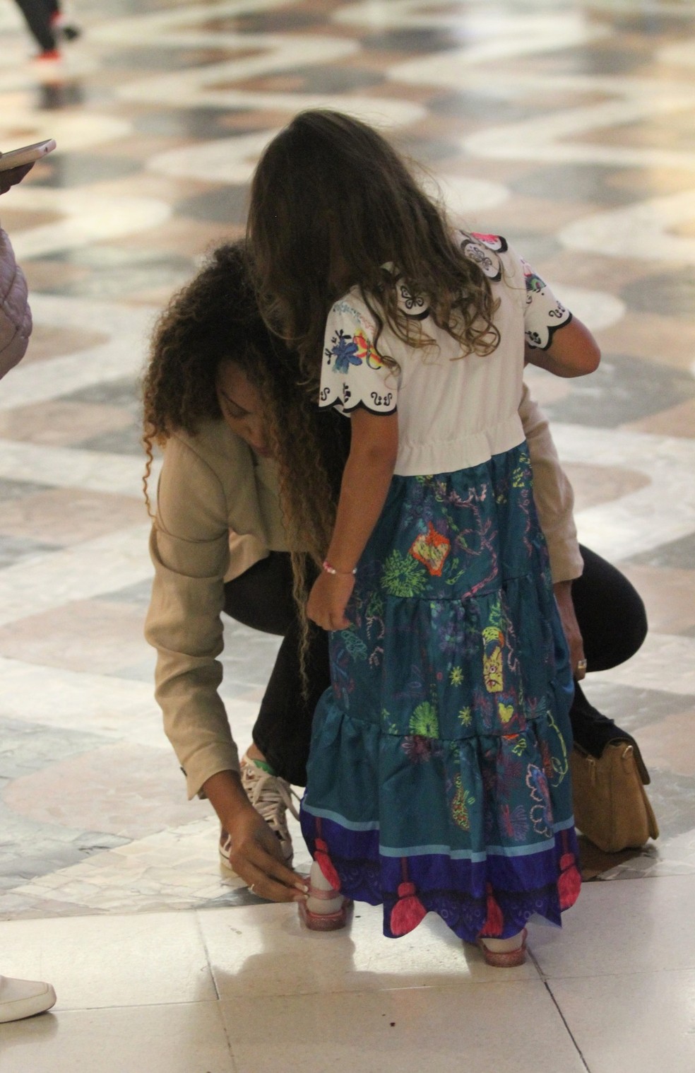 Sheron Menezzes ajuda amiguinha de filho em passeio no shopping — Foto: AgNews