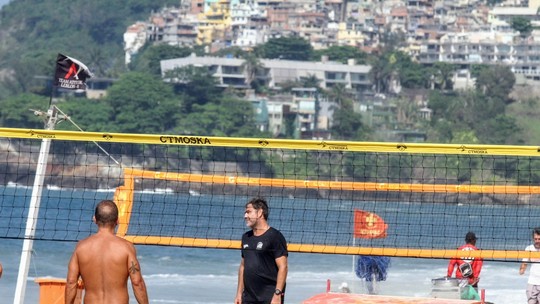Galã dos anos 90, Thierry Figueira joga futevôlei em praia carioca