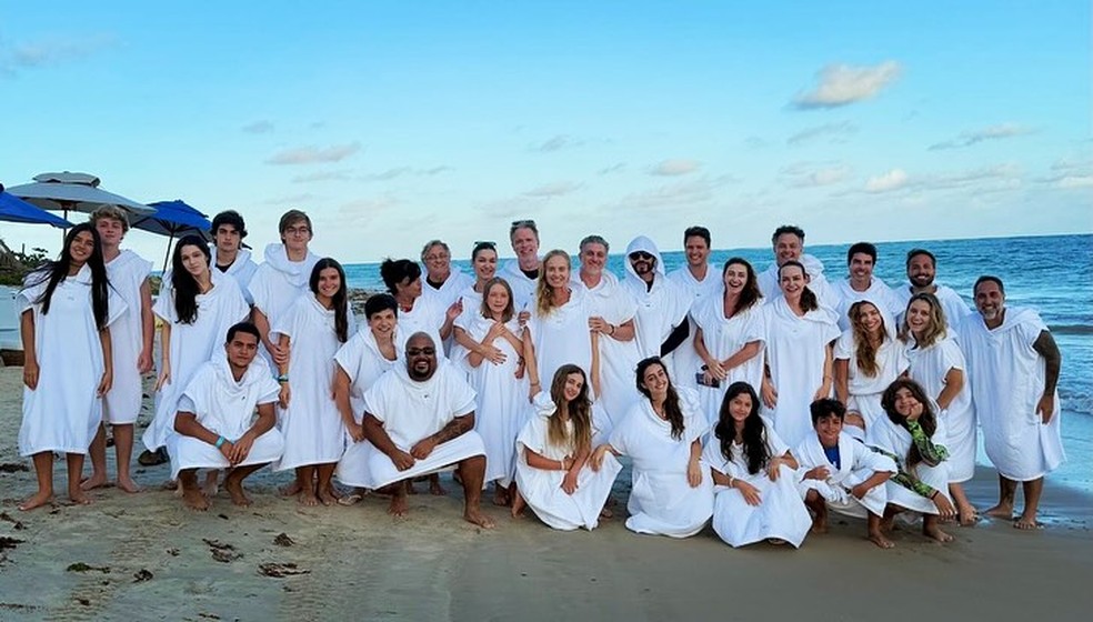 Angélica com Luciano Huck, os filhos e amigos — Foto: Reprodução Instagram