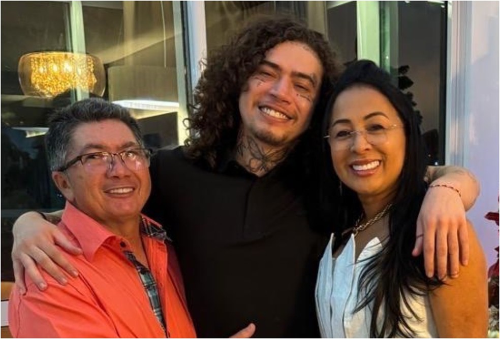 Whindersson Nunes com os pais, Hidelbrando Batista e Valdenice Nunes &mdash; Foto: Reprodu&ccedil;&atilde;o/Instagram