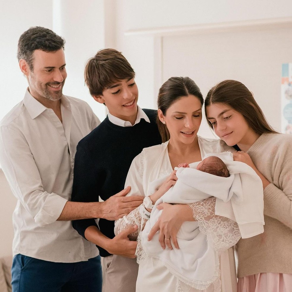 Carol Celico com o atual marido, Eduardo Scarpa, e os filhos Luca, Isabella e Rafael — Foto: Reprodução/Instagram