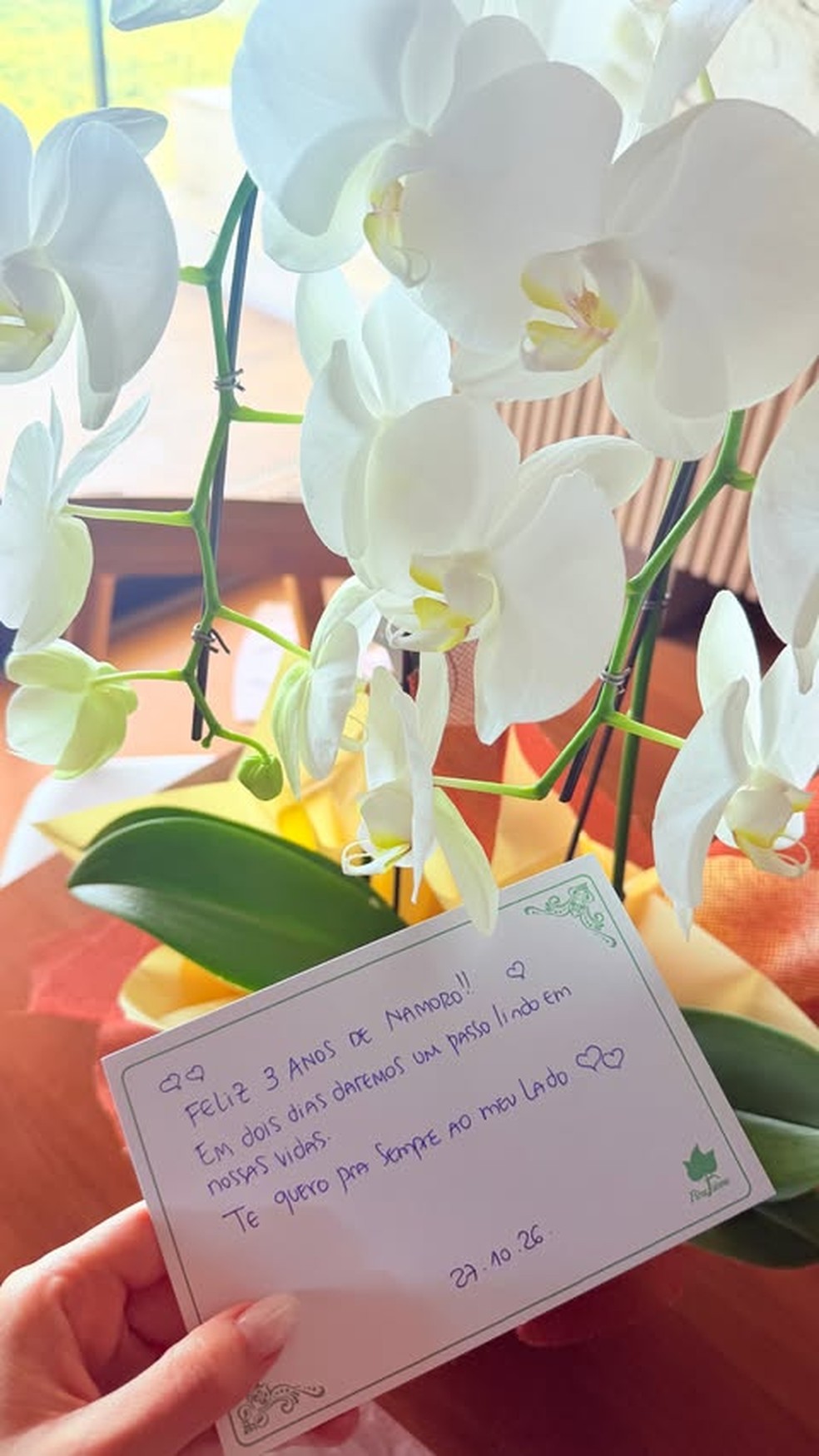 Juliette recebe flores do noivo — Foto: Reprodução/Instagram