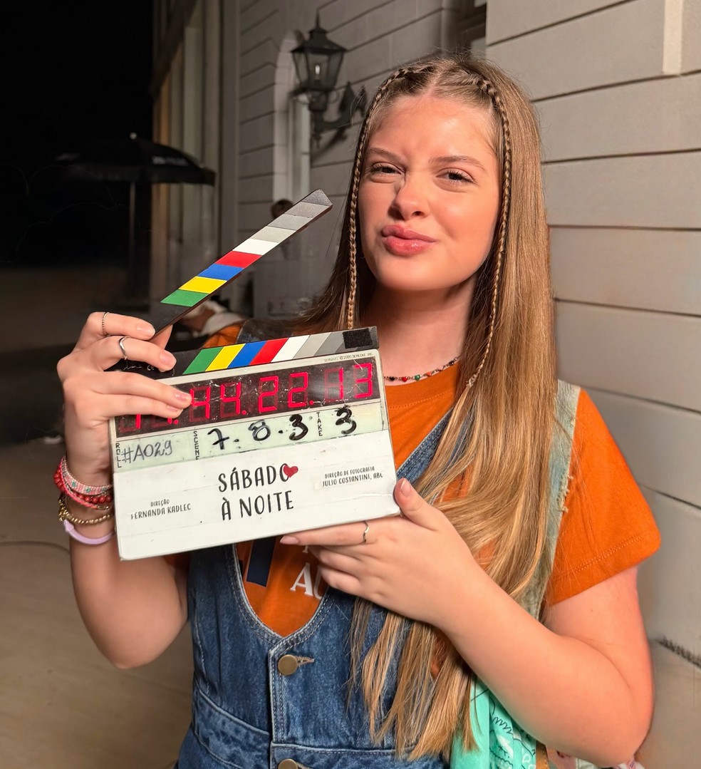 Bárbara Cruz nos bastidores de gravação da série 'Sábado à Noite', nova atração do Gloob — Foto: Reprodução/Instagram