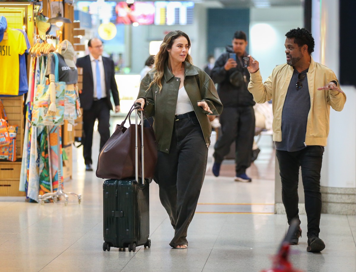 Paolla Oliveira aposta em look confortável e sofisticado para embarque