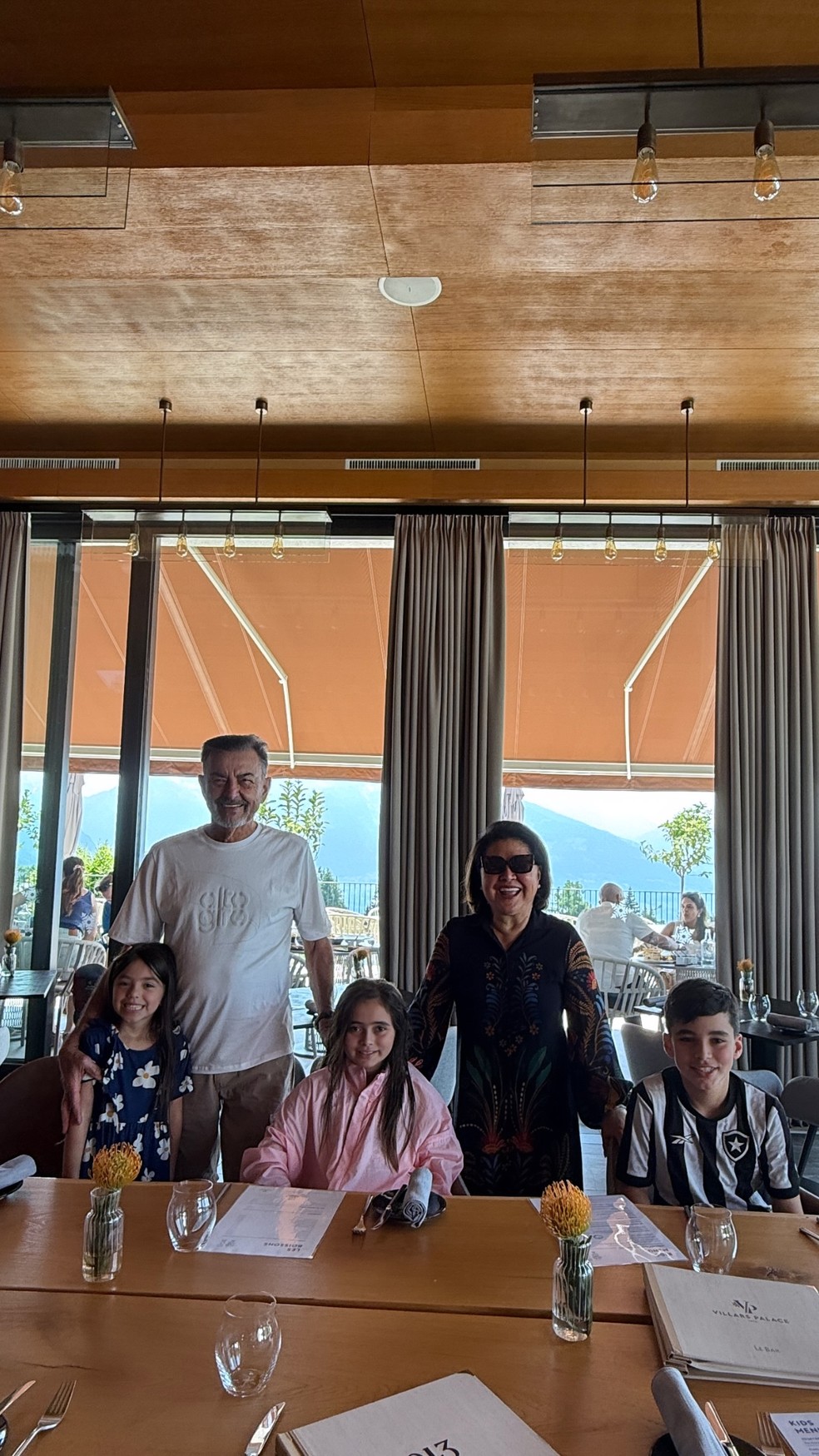 Sabrina Sato com Nicolas Prattes, Zoe e mais familiares na Suíça — Foto: Reprodução/Instagram