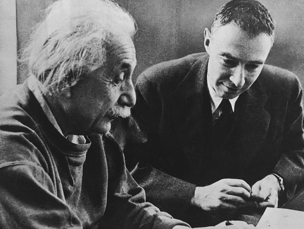 Einstein e Oppenheimer após a guerra — Foto: Wikimedia Commons