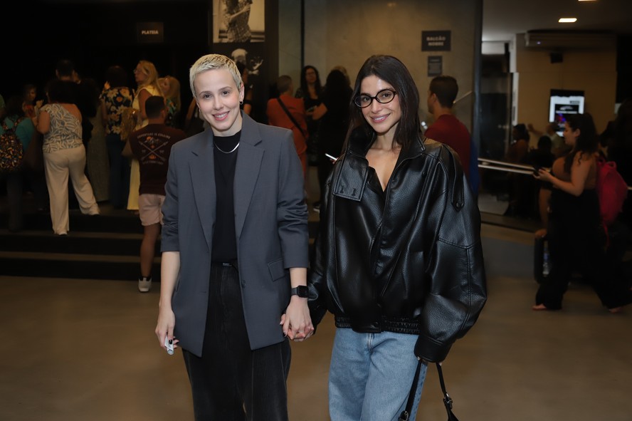 Marcella Rica vai com namorada a pré-estreia de Claudia Raia