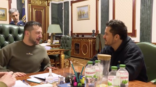 Em missão humanitária, Orlando Bloom se encontra com Volodymyr Zelensky na Ucrânia