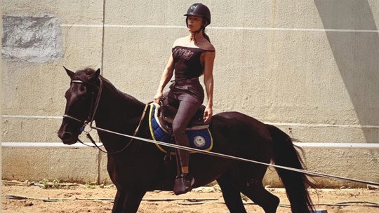 Grazi Massafera registra aulas de equitação: 'Evoluindo'