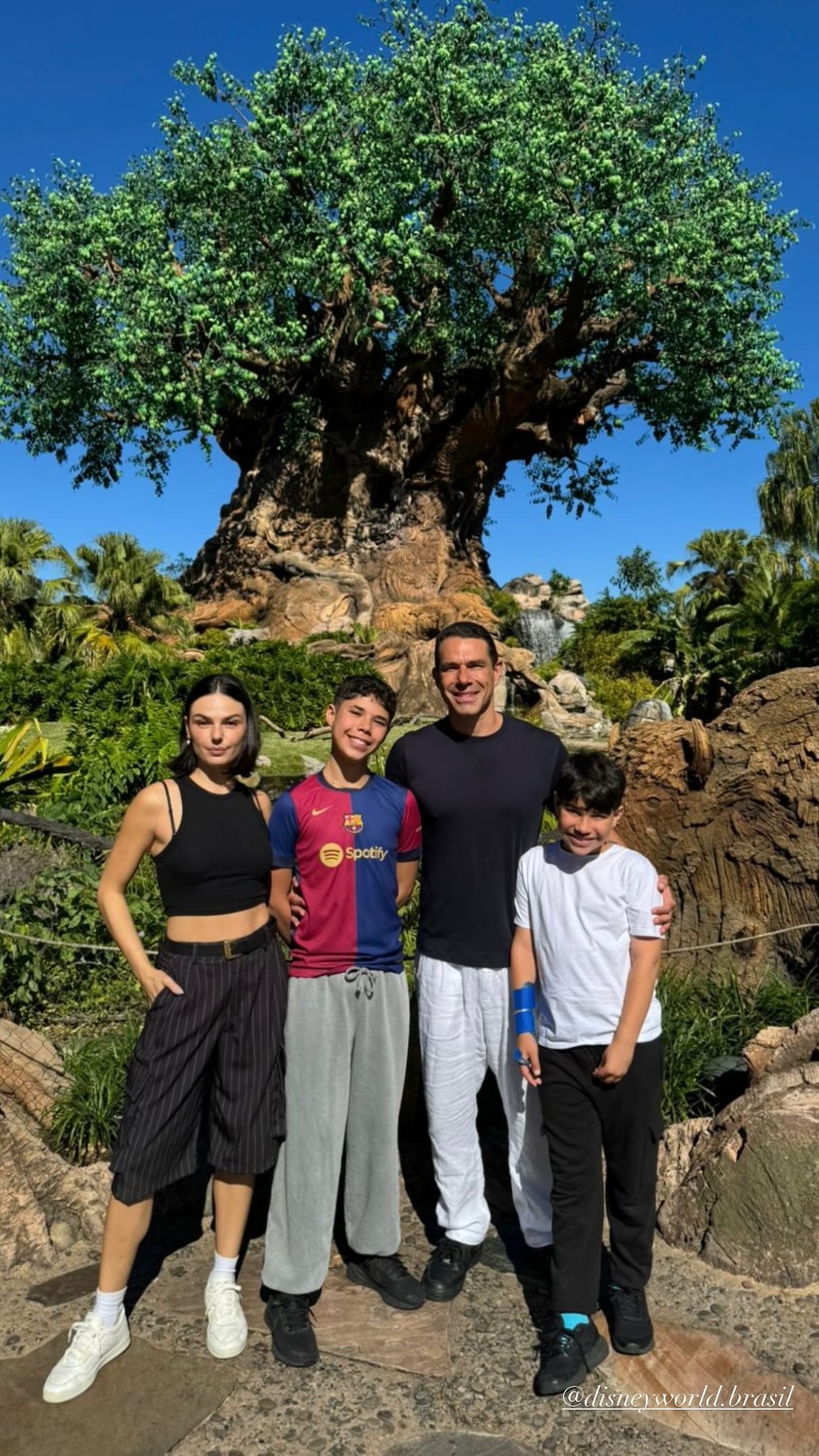 Isis Valverde abre álbum de viagem pela Disney com filho, enteados e ...