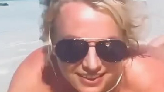 Britney Spears posa completamente nua na praia; vídeo