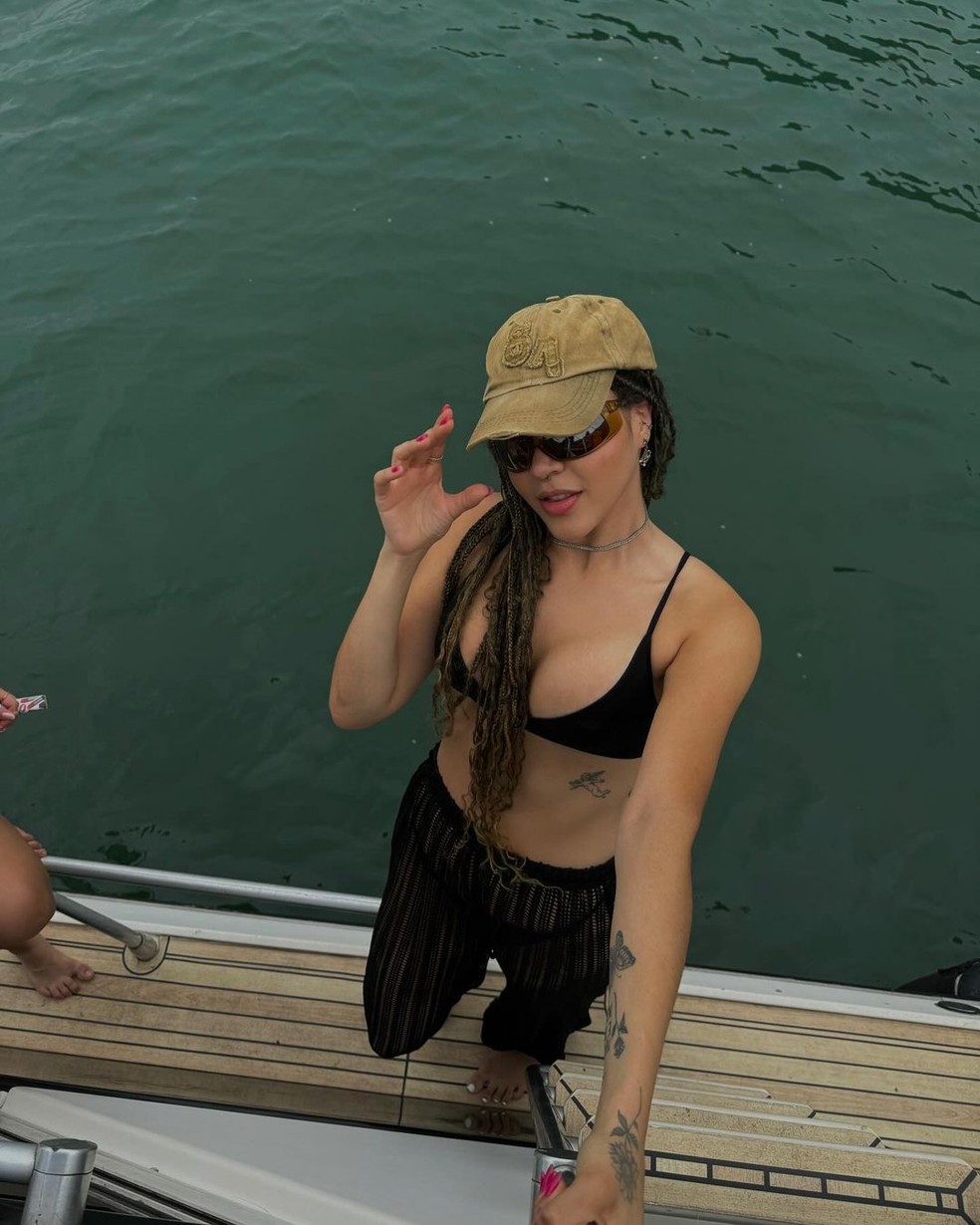 Aysha Benelli aproveitou o dia em iate — Foto: Reprodução/Instagram
