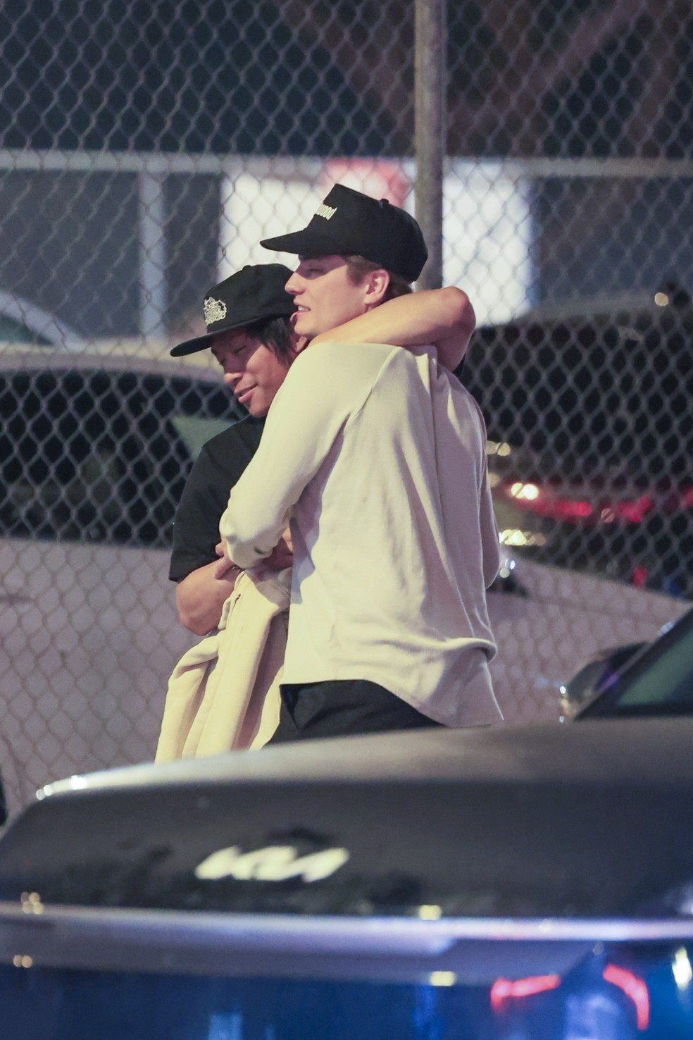 Pax Jolie-Pitt é amparado por amigos após deixar clube de striptease — Foto: Grosby Group