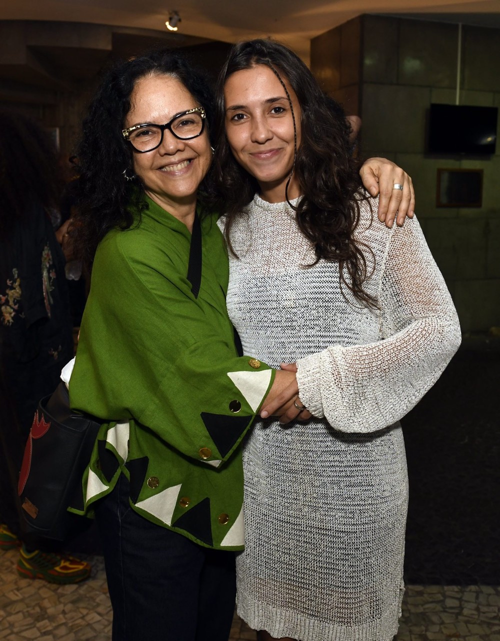 Tereza Seiblitz e filha Manuela reatam laços em estreia teatral no Rio após briga pública por pensão — image 1