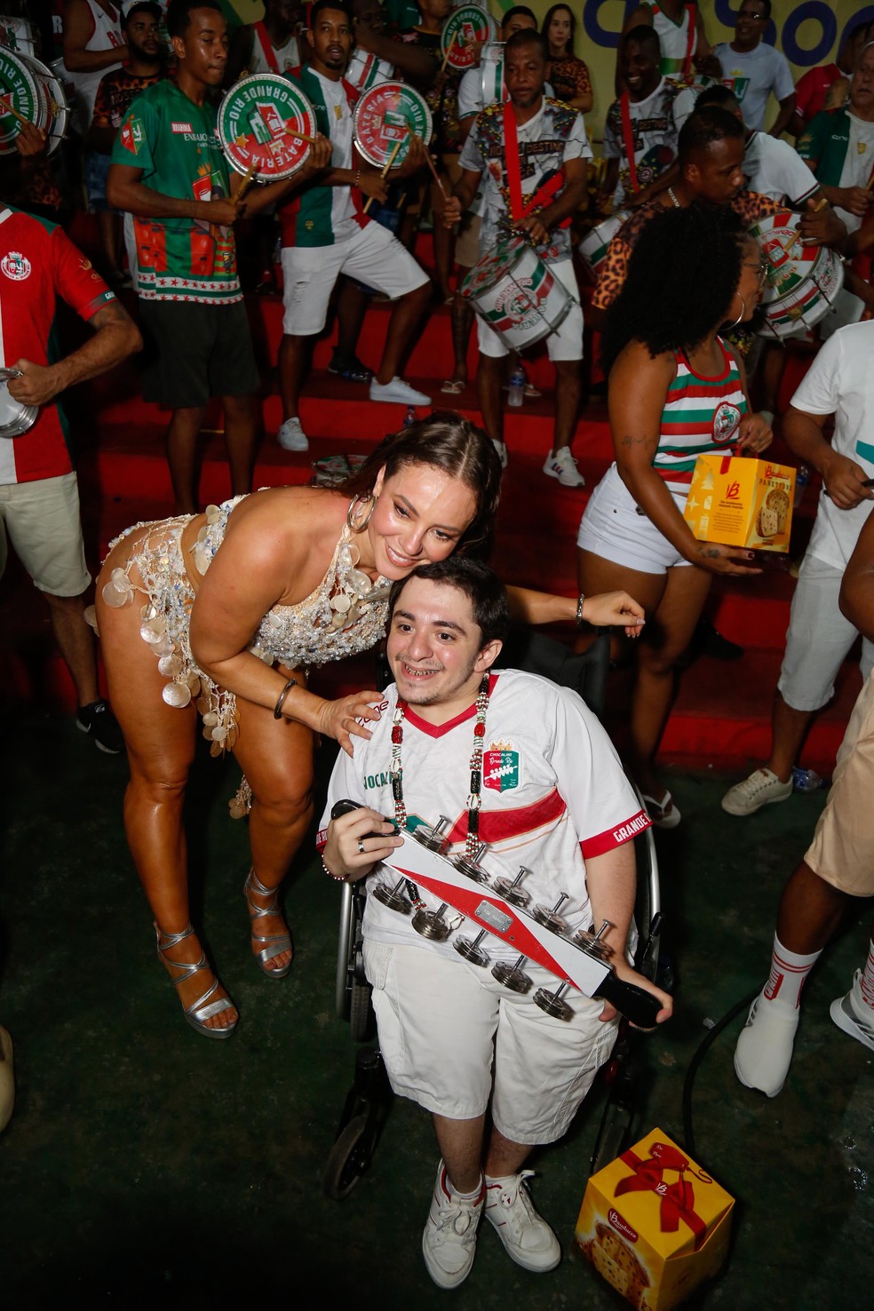 Paolla Oliveira distribui panetones em noite de samba — Foto: Paulo Tauil / AgNews