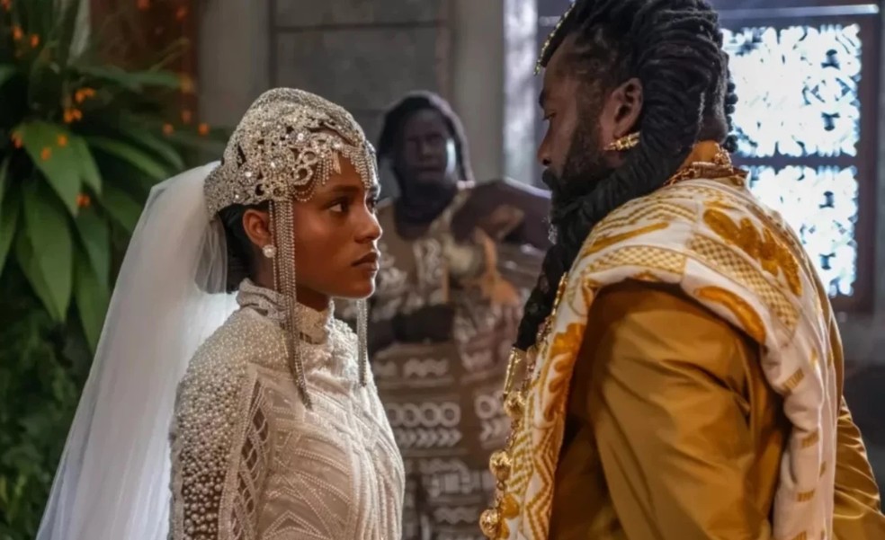 Em 'A Nobreza do Amor', o vilão Jendal (Lázaro Ramos) impõe casamento a Alika (Duda Santos) — Foto: TV Globo
