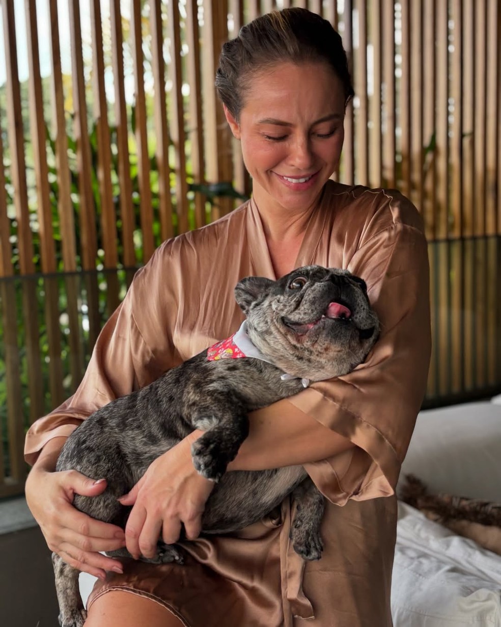 Paolla Oliveira e seu cachorro — Foto: Reprodução Instagram