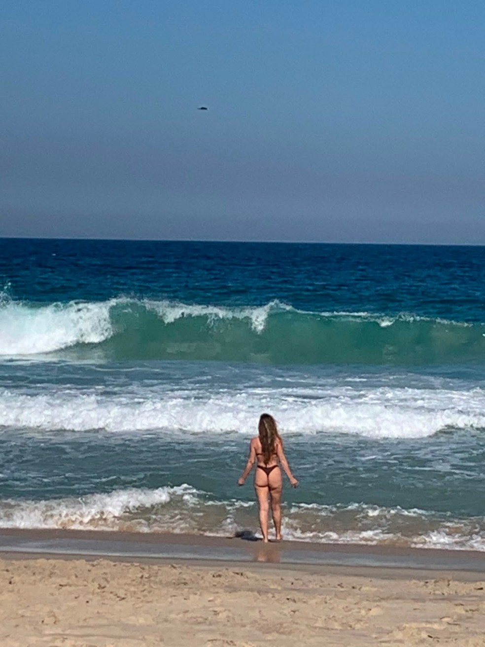 Simone Soares se refresca em praia carioca — Foto: Reprodução/Instagram