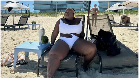 Jojo Todynho pausa faxina e resgada foto na praia: 'Onde eu queria estar'