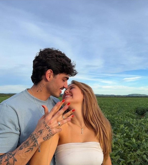 Mari Menezes E Namorado