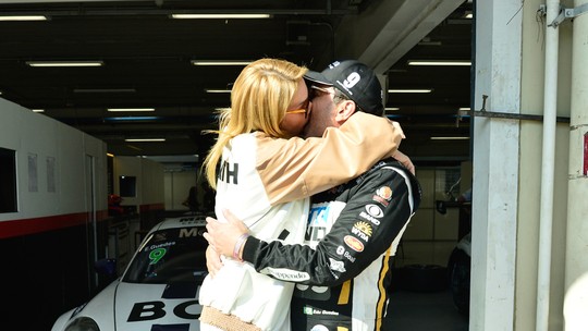 Ana Hickmann prestigia Edu Guedes em campeonato de automobilismo com muitos beijos e apoio na pista; fotos