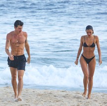 Shawn Mendes e Bruna Marquezine deixando a praia de São Conrado — Foto: Dilson Silva / Agnews