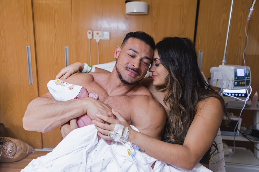 Felipe Franco e Inaê Barros mostram rosto do filho pela primeira vez